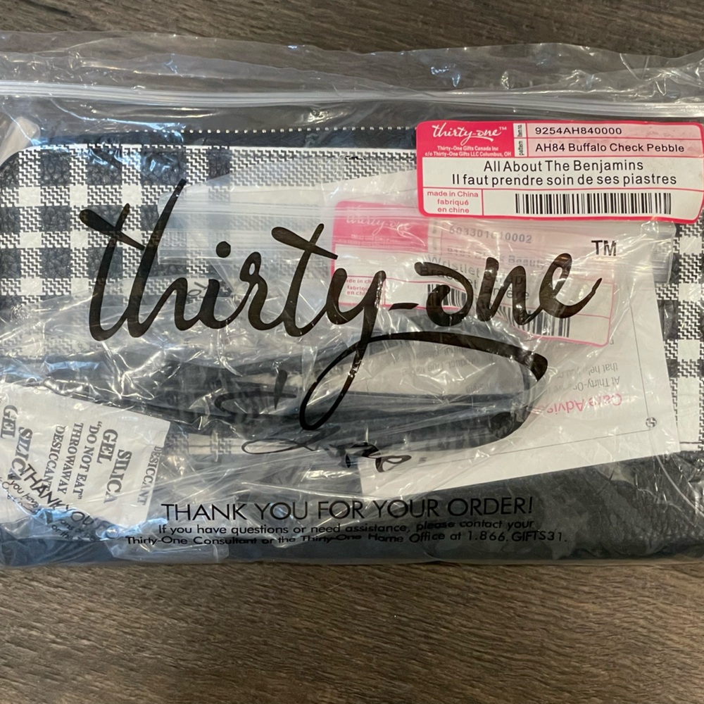 Thirty One AATB wallet in Buffalo Check Pebble w/ wristlet strap